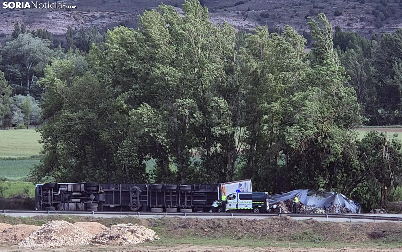 Vuelca un camión en la N-122 en Langa