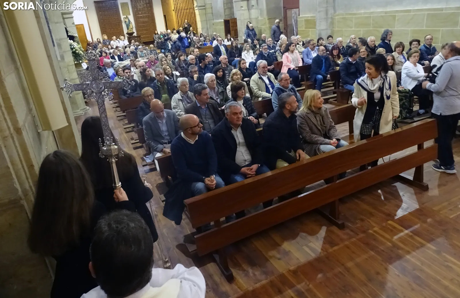 Cientos de cofrades honran el aniversaro de La Soledad en el templo de San Francisco