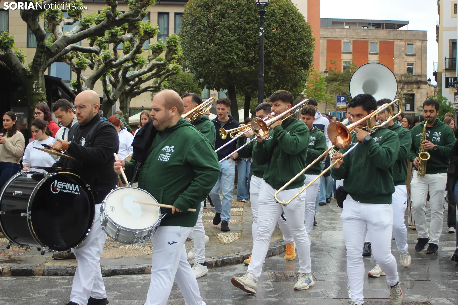 El Vermú del Catapán une a las peñas sanjuaneras, en imágenes
