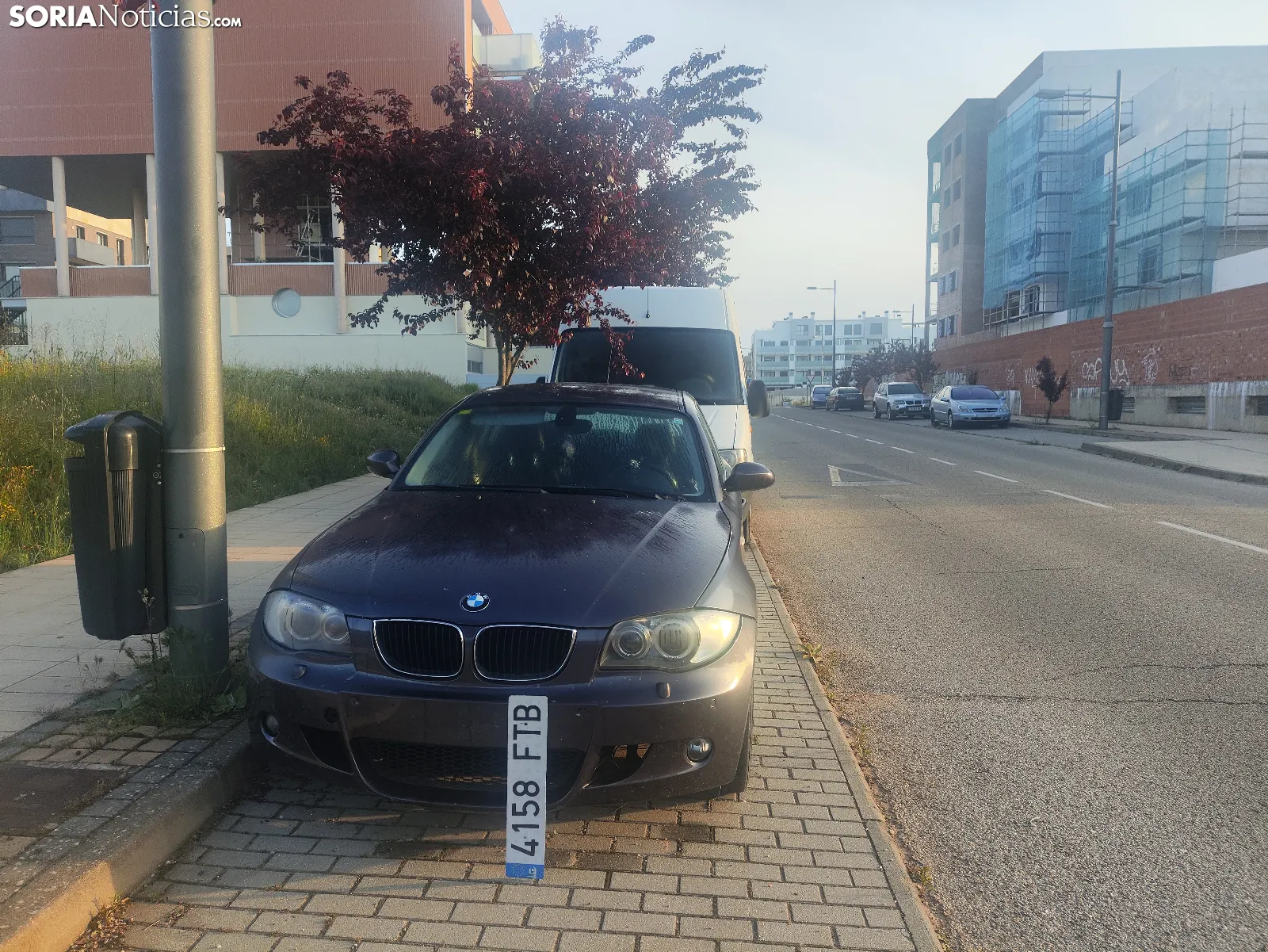 Los coches abandonados por la Guardia Civil y la Policía Nacional en la calle León. Fotos SN