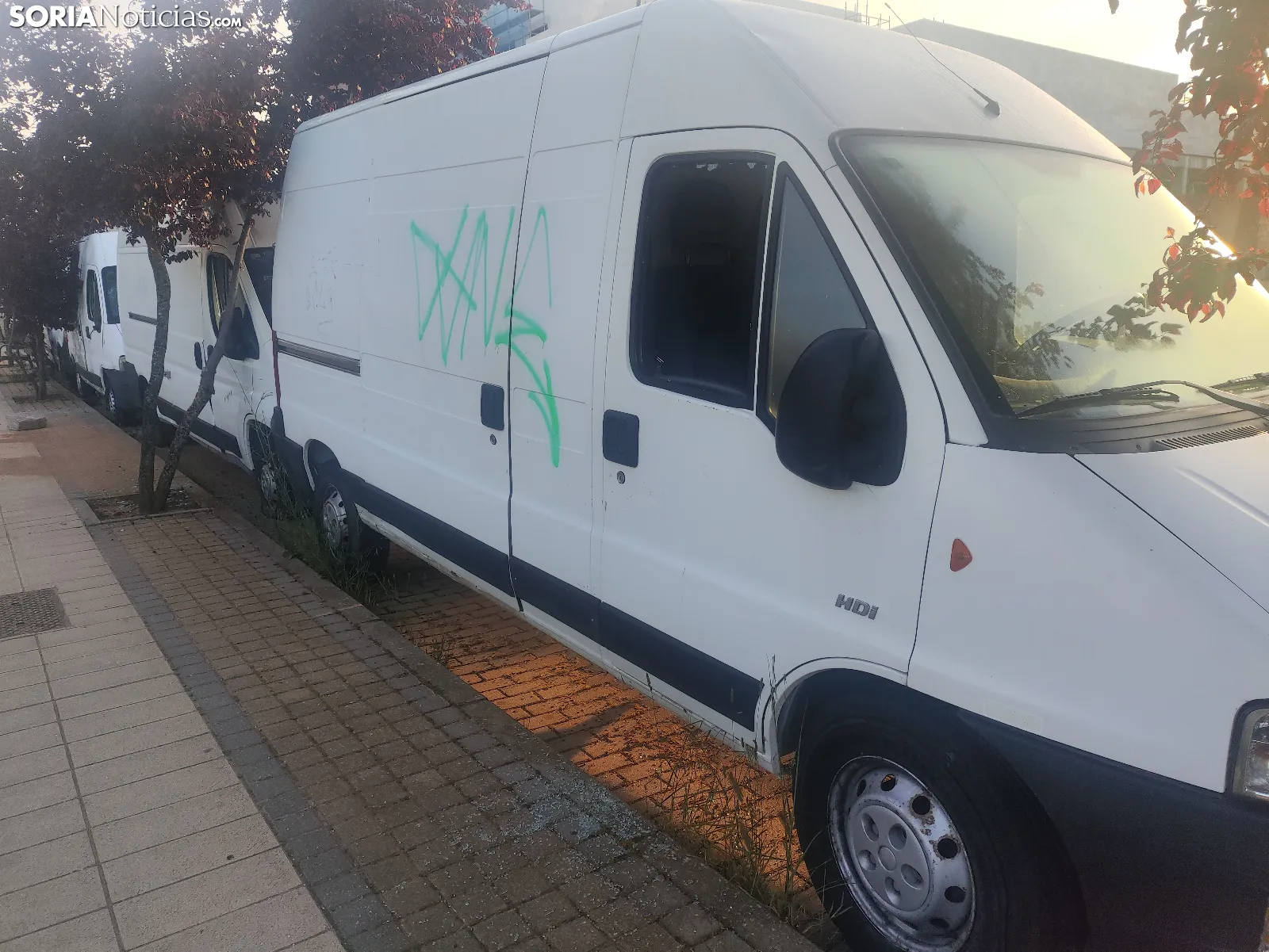 Los coches abandonados por la Guardia Civil y la Policía Nacional en la calle León. Fotos SN