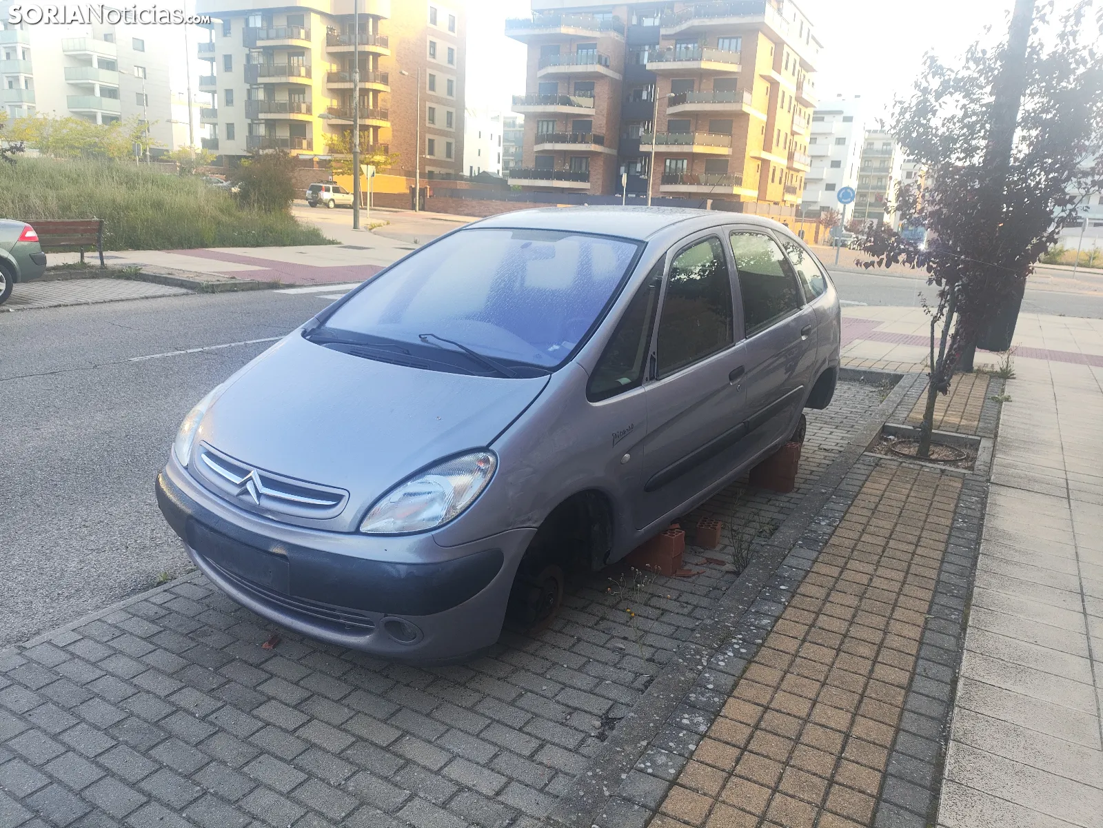 Los coches abandonados por la Guardia Civil y la Policía Nacional en la calle León. Fotos SN