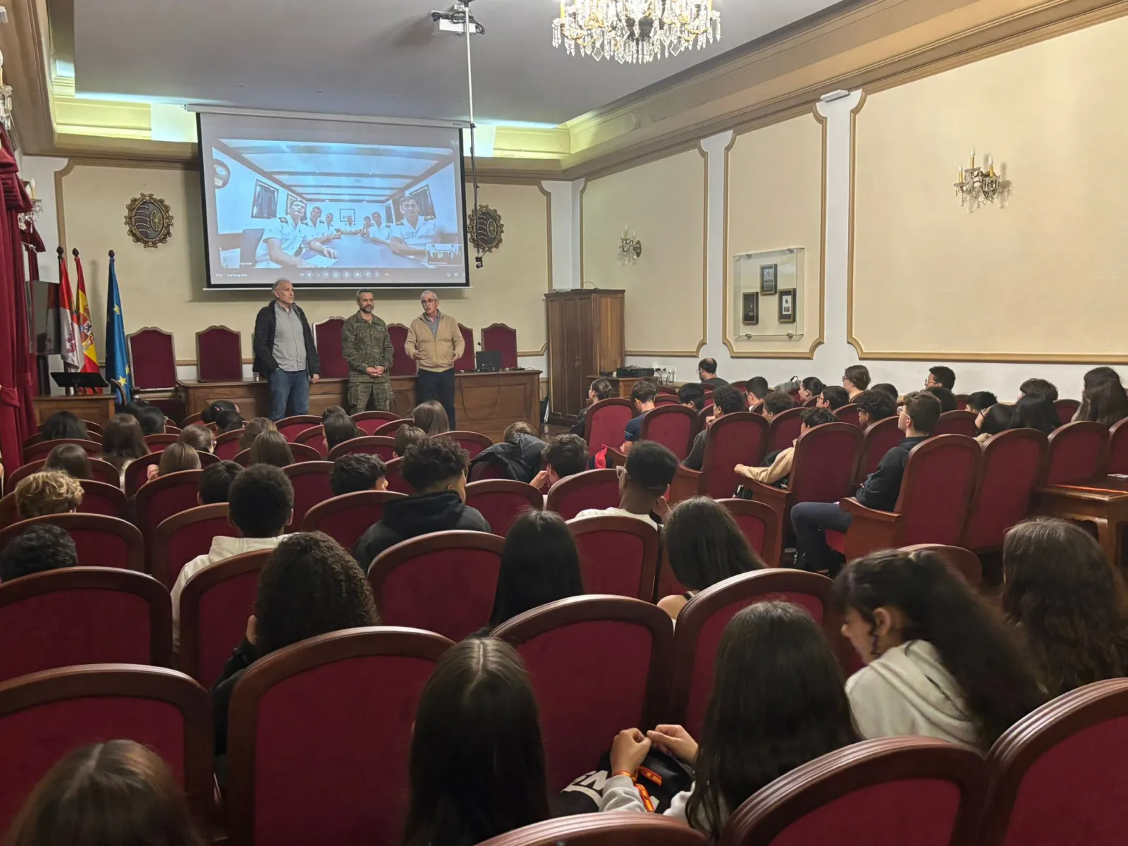 Alumnos del IES Machado de Soria charlan con el buque Elcano