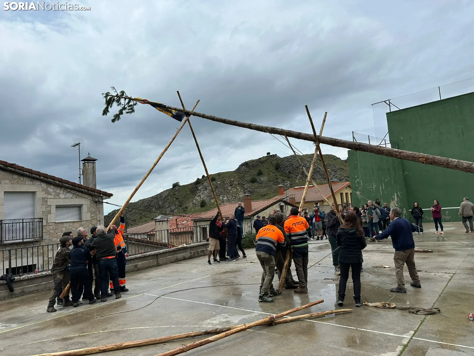 Pingada del Mayo en Espeja de San Marcelino