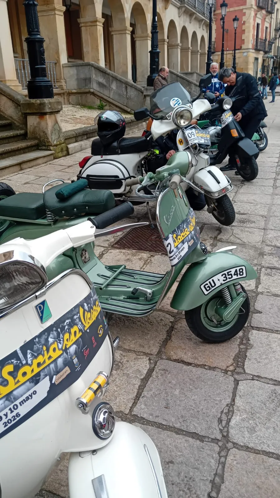 Foto 2 - Una treintena de vespas procedentes de todos los rincones del pa&iacute;s recorren las carreteras sorianas