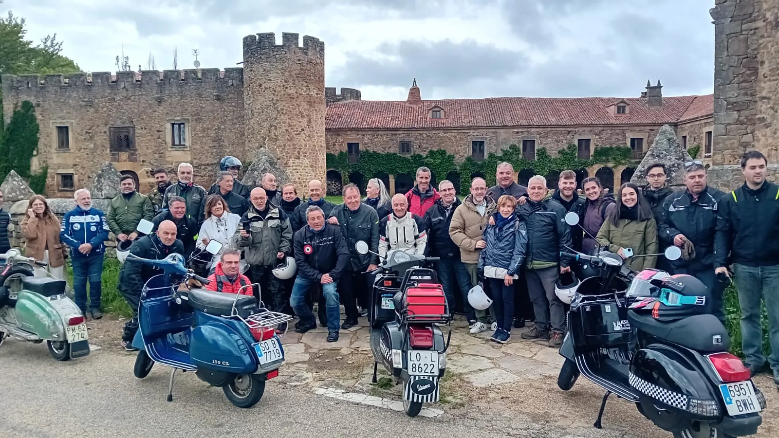 Una treintena de vespas procedentes de todos los rincones del país recorren las carreteras sorianas