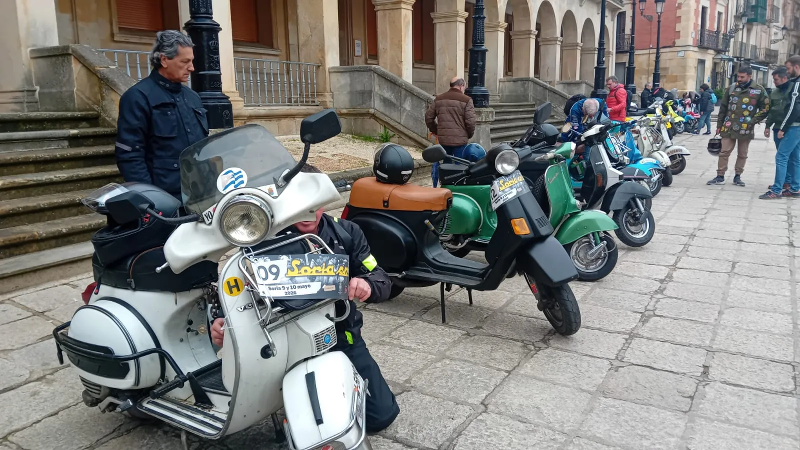 Foto 9 - Una treintena de vespas procedentes de todos los rincones del pa&iacute;s recorren las carreteras sorianas
