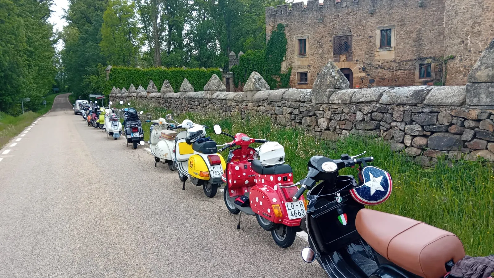 Foto 10 - Una treintena de vespas procedentes de todos los rincones del pa&iacute;s recorren las carreteras sorianas