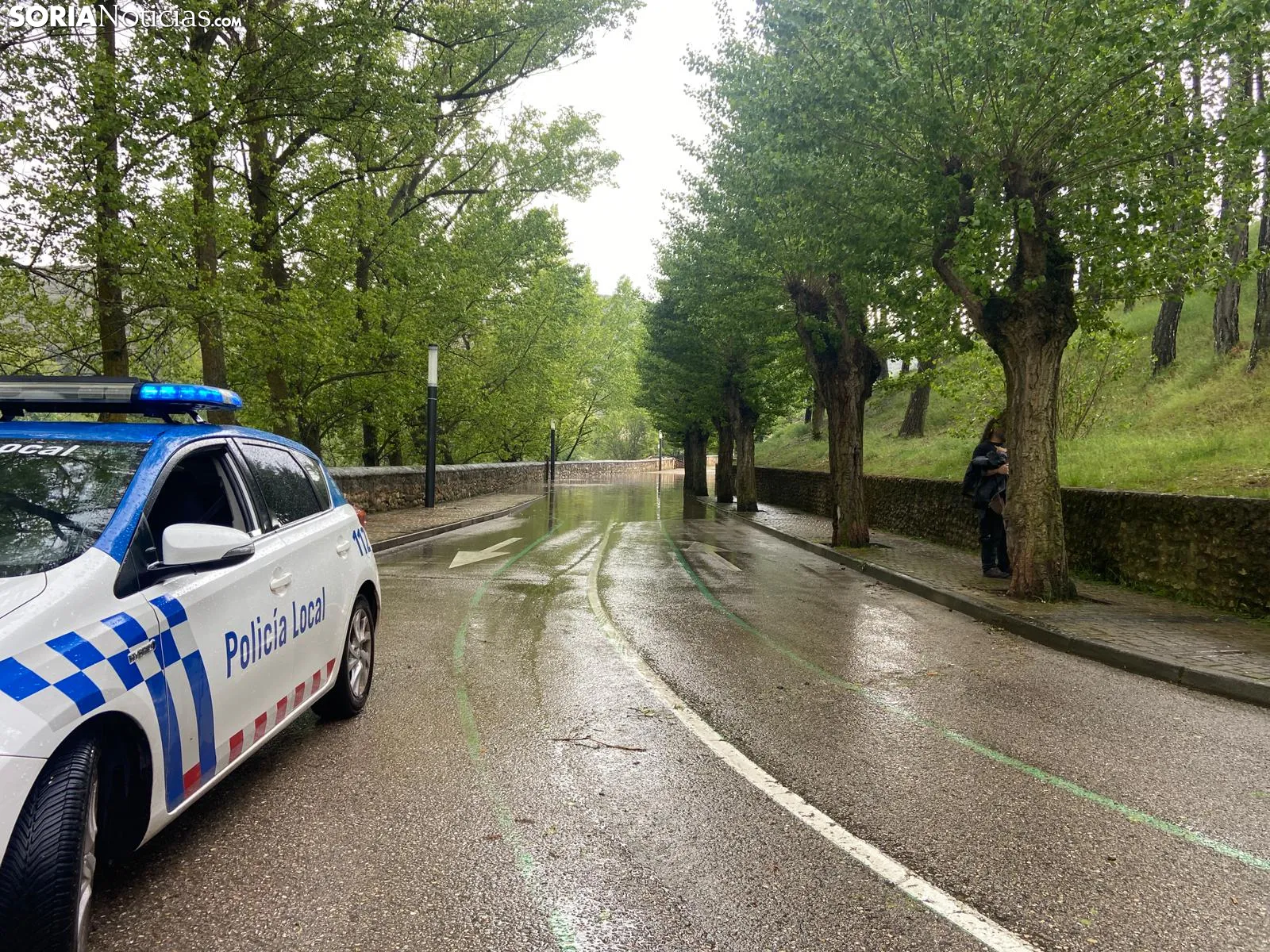 Las fuertes lluvias de esta mañana inundan el paseo de San Prudencio