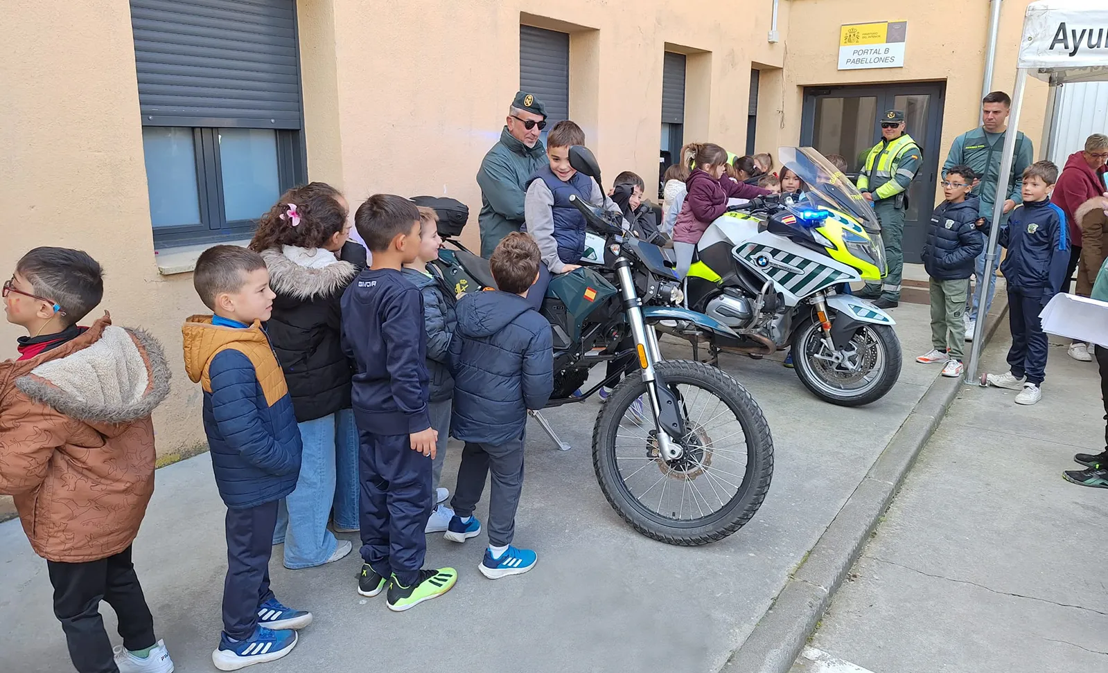 Foto 2 - La Guardia Civil acerca su labor a 130 alumnos de Pinares