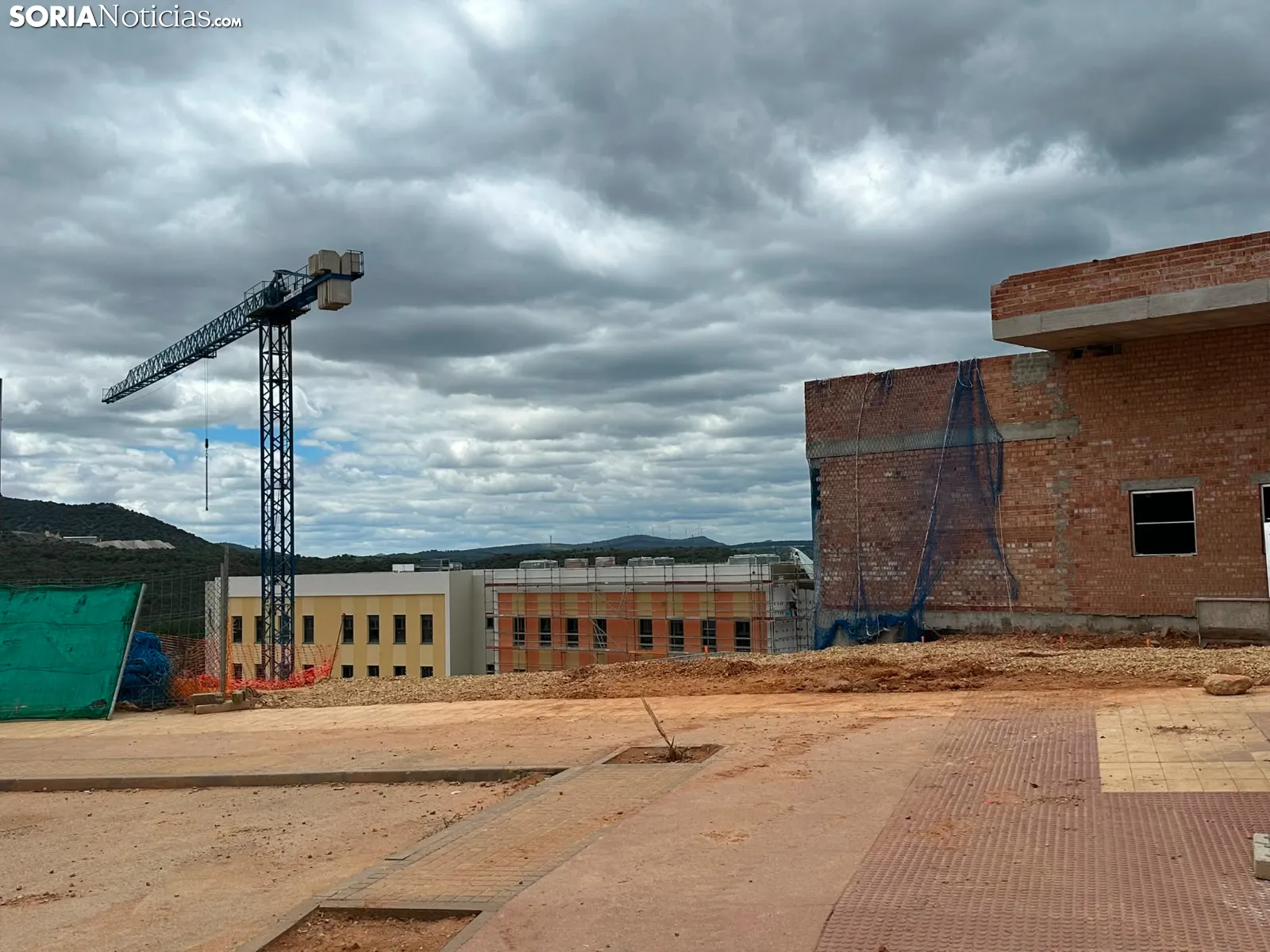 Foto 11 - Denuncian "destrozos, suciedad y peligro" en las obras del Centro de Refugiados