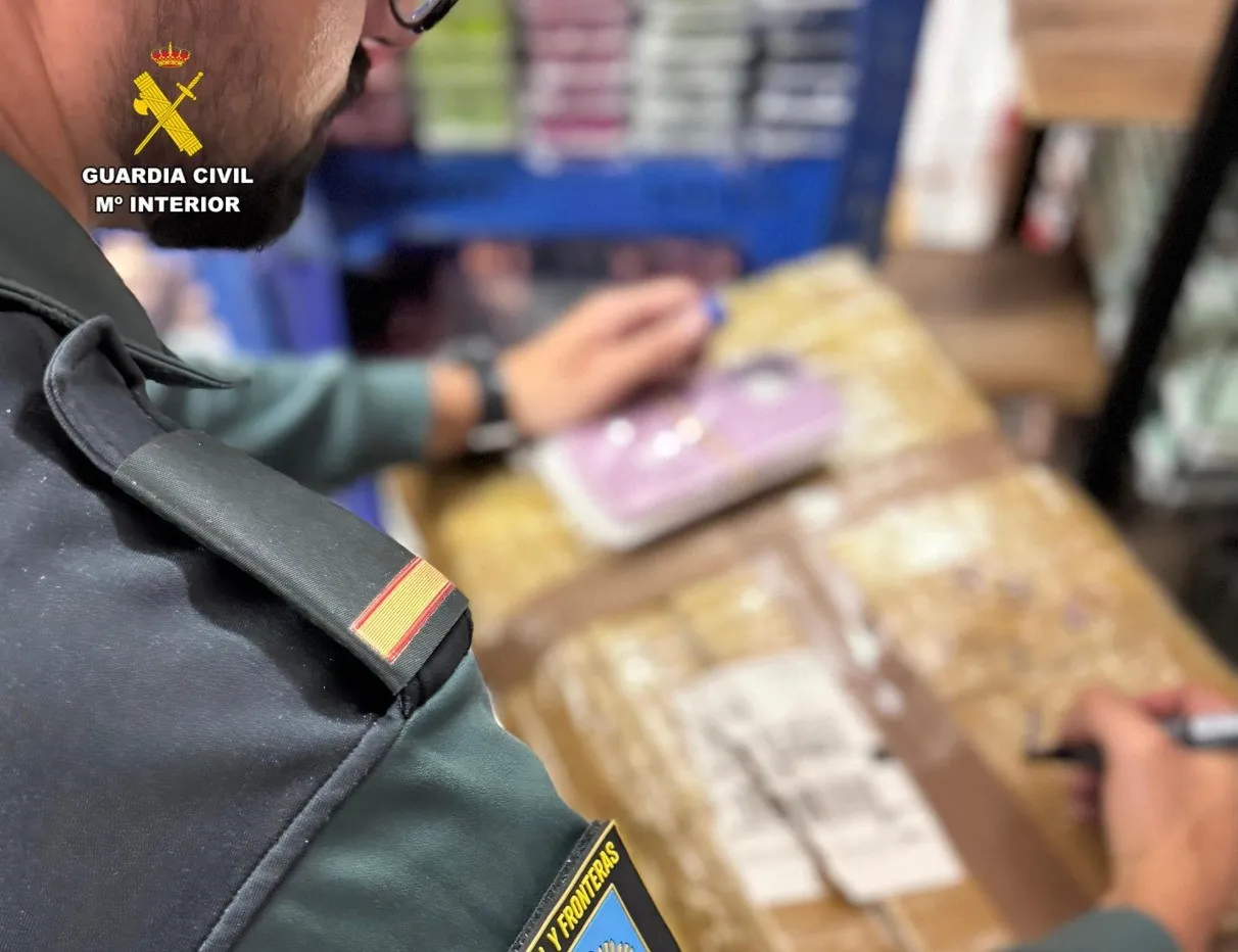 La Guardia Civil incauta 49.000 productos electrónicos falsos valorados en 2 millones de euros
