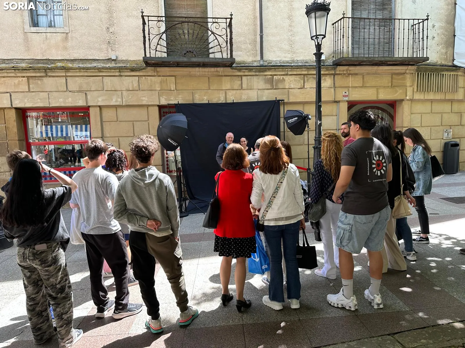 Foto 7 - Un bollo como regalo por posar: La original iniciativa de la Escuela de Artes para promocionar su ciclo en Fotograf&iacute;a