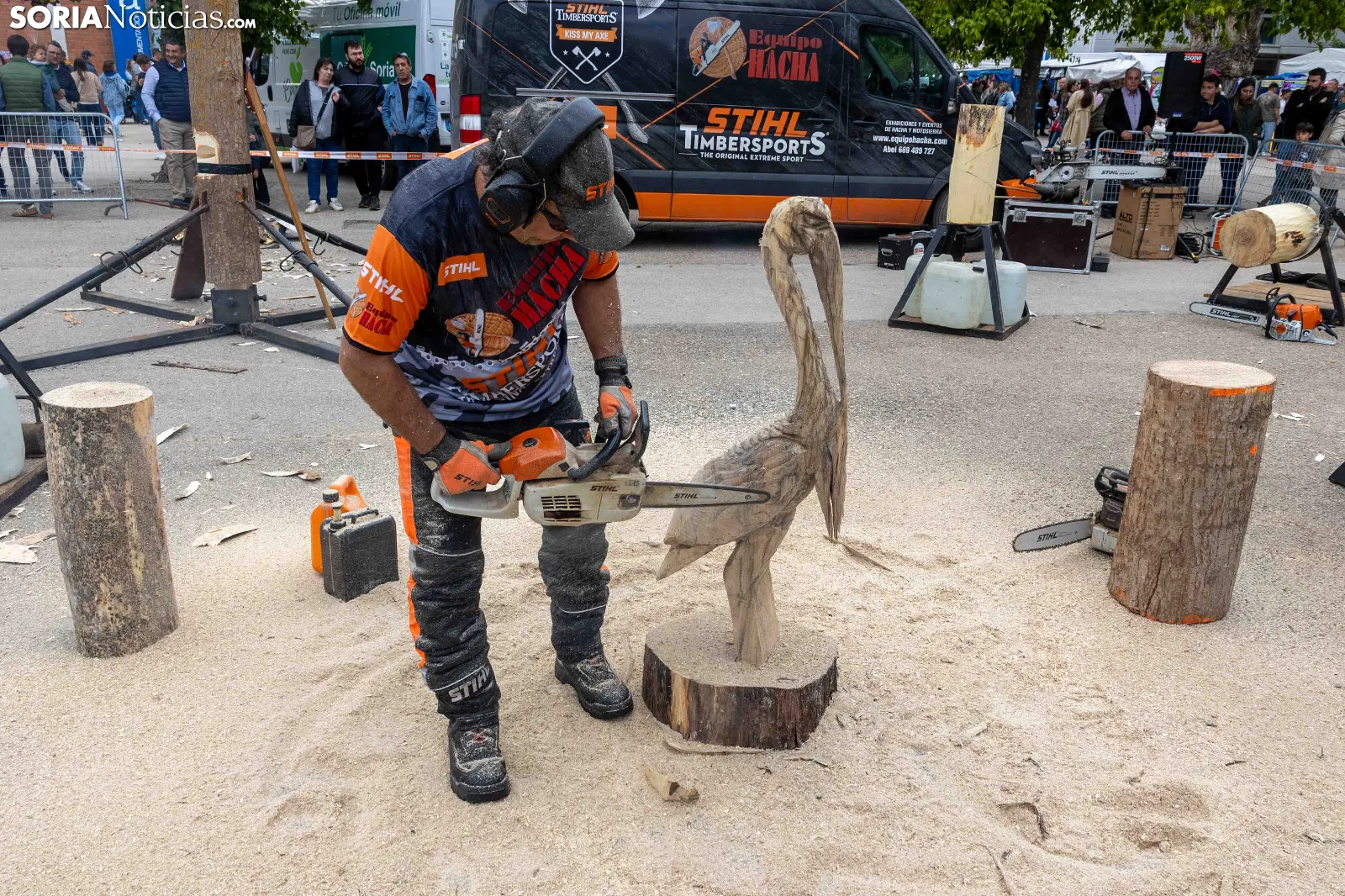 El arte cobra vida a golpe de motosierra en la Feria de Almazán, en imágenes