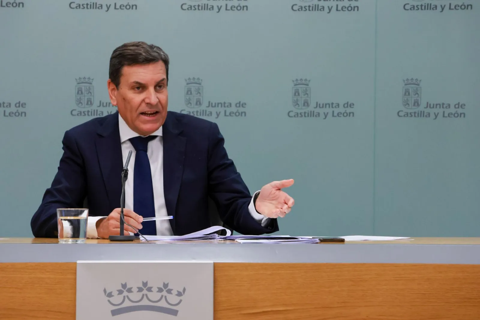 Carriedo esquiva las críticas por la tardanza en la formación de Gobierno y apela al trabajo intenso sin concretar el acuerdo con Vox