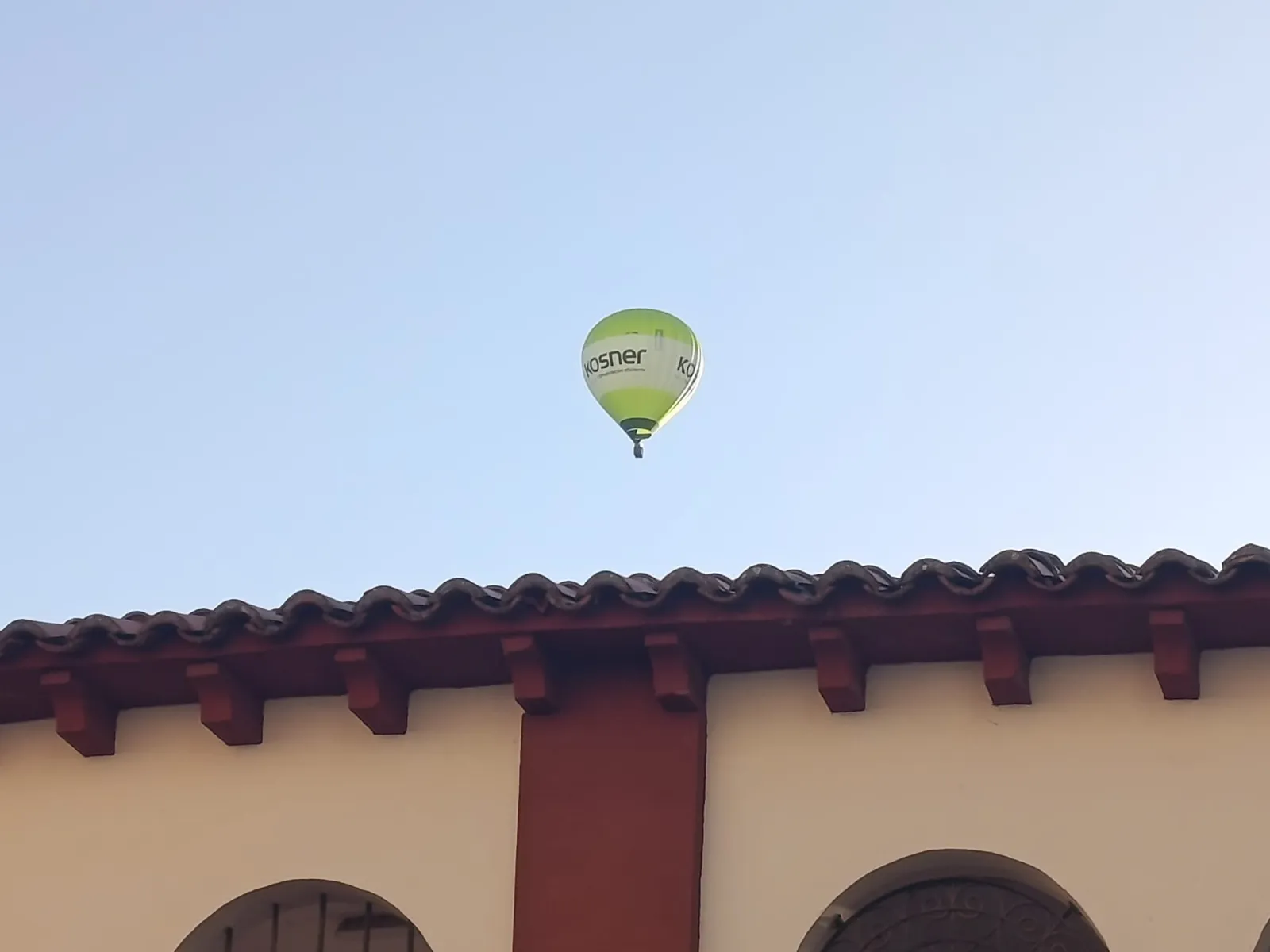 Un dron sobrevolando la plaza de Toros. | María Sierra