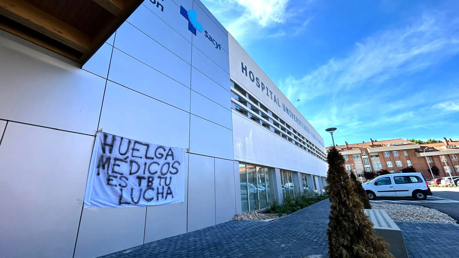 Vuelven las pancartas de protesta al hospital mientras baja el seguimiento de la huelga médica