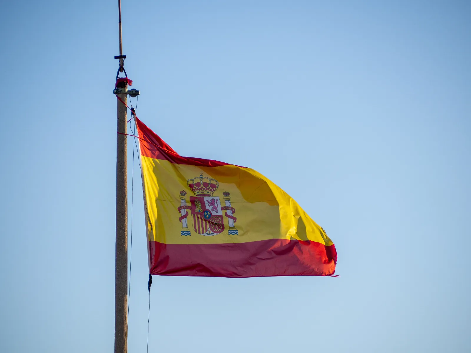 La Diputación debate durante más de media hora sobre el tamaño de las banderas de España