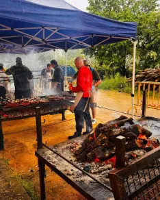 Foto 3 - La lluvia no frena la solidaridad en Vinuesa, que recauda 4.000 euros en su IV parrillada