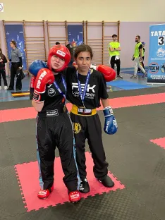 Foto 3 - Diecis&eacute;is medallas regionales para las promesas del kickboxing