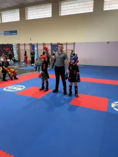 Foto 6 - Diecis&eacute;is medallas regionales para las promesas del kickboxing
