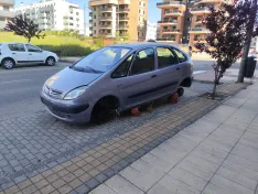 Foto 4 - Retiran las cuatro furgonetas &lsquo;abandonadas&rsquo; de Los Royales