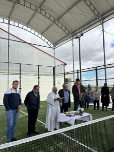 Varias imágenes de la inauguración de la pista de pádel de Ontalvilla de Almazán. | Sandra Cacho Navalpotro