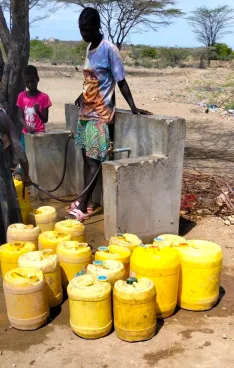 Foto 3 - Un nuevo sistema de bombeo solar impulsado por la Fundaci&oacute;n Pedro Navalpotro transforma la vida en Kapedo