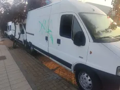 Los coches abandonados por la Guardia Civil y la Policía Nacional en la calle León. Fotos SN