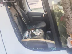 Los coches abandonados por la Guardia Civil y la Policía Nacional en la calle León. Fotos SN
