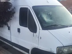 Los coches abandonados por la Guardia Civil y la Policía Nacional en la calle León. Fotos SN