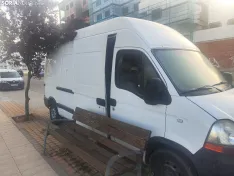 Los coches abandonados por la Guardia Civil y la Policía Nacional en la calle León. Fotos SN