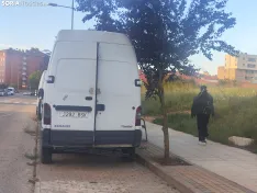 Los coches abandonados por la Guardia Civil y la Policía Nacional en la calle León. Fotos SN