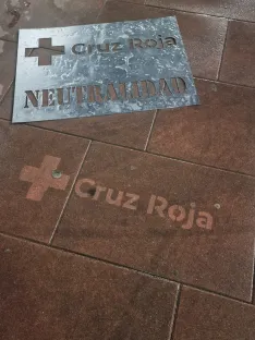 Foto 3 - Cruz Roja Soria 'tat&uacute;a' sus principios en Mariano Granados para celebrar su D&iacute;a Mundial