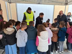 Foto 3 - La Guardia Civil acerca su labor a 130 alumnos de Pinares