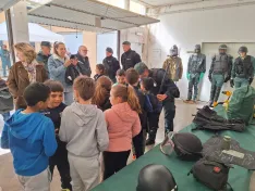 Foto 4 - La Guardia Civil acerca su labor a 130 alumnos de Pinares