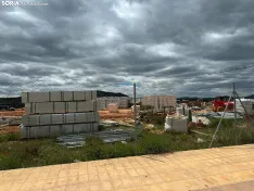 Foto 3 - Denuncian "destrozos, suciedad y peligro" en las obras del Centro de Refugiados