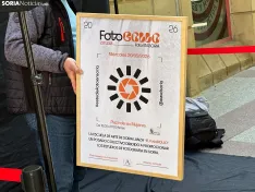 Foto 6 - Un bollo como regalo por posar: La original iniciativa de la Escuela de Artes para promocionar su ciclo en Fotograf&iacute;a