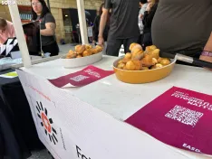 Foto 8 - Un bollo como regalo por posar: La original iniciativa de la Escuela de Artes para promocionar su ciclo en Fotograf&iacute;a