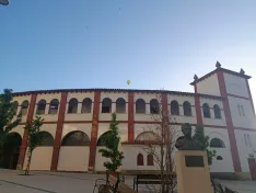 Un dron sobrevolando la plaza de Toros. | María Sierra