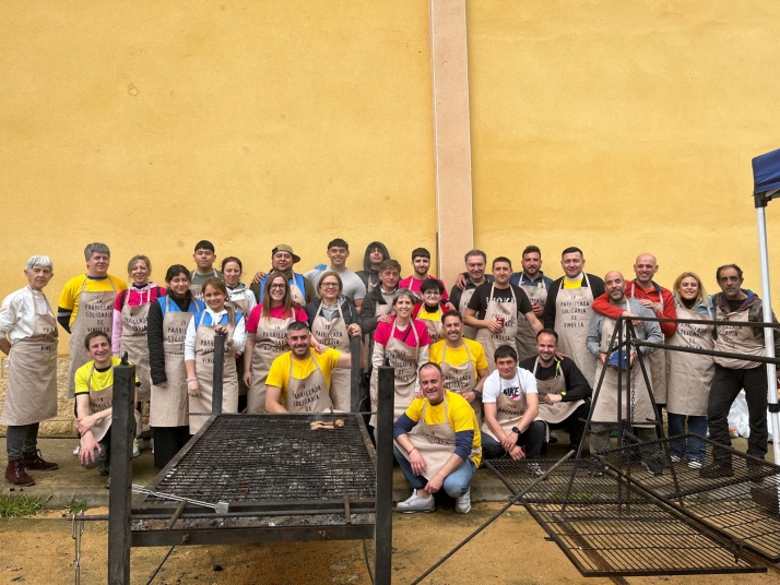 La lluvia no frena la solidaridad en Vinuesa, que recauda 4.000 euros en su IV parrillada