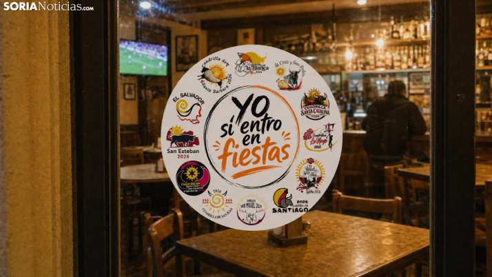Pegatinas para premiar a los bares y tiendas sanjuaneros que sí entran en fiestas
