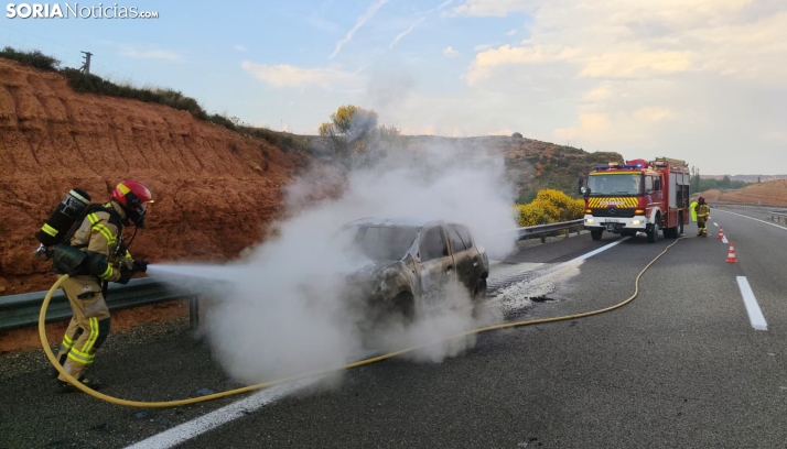 Dos personas resultan ilesas tras arder su coche en la A-2