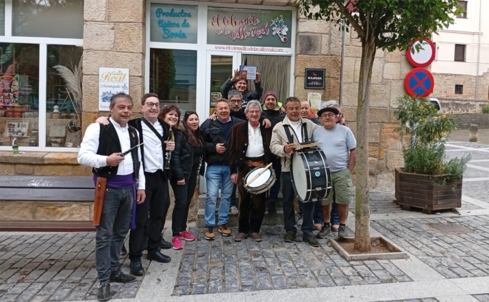 La música tradicional arropa a El Colmadito en su jornada de apoyo