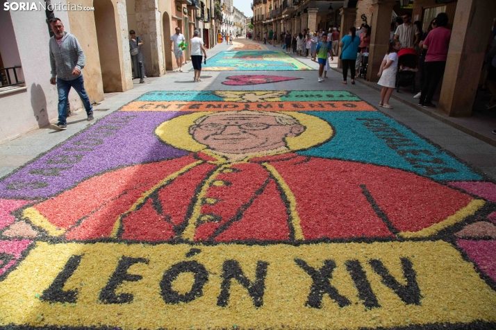 El Burgo se rinde al arte efímero: 250 voluntarios y 15 alfombras de colores para su Corpus Christi