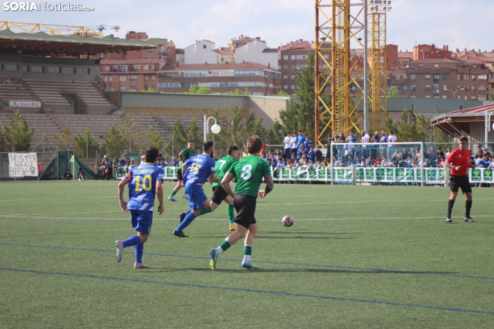 &iexcl;Ascenso hist&oacute;rico por la puerta grande!: El C.D. Calasanz arrasa 7-0 y ya es equipo de Tercera R