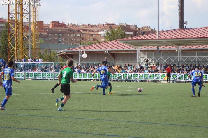 &iexcl;Ascenso hist&oacute;rico por la puerta grande!: El C.D. Calasanz arrasa 7-0 y ya es equipo de Tercera R