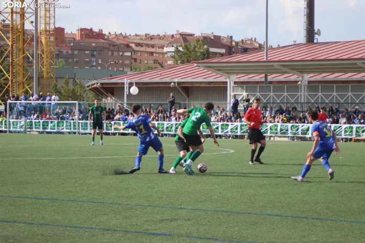 &iexcl;Ascenso hist&oacute;rico por la puerta grande!: El C.D. Calasanz arrasa 7-0 y ya es equipo de Tercera R