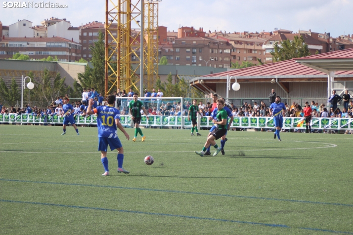 &iexcl;Ascenso hist&oacute;rico por la puerta grande!: El C.D. Calasanz arrasa 7-0 y ya es equipo de Tercera R
