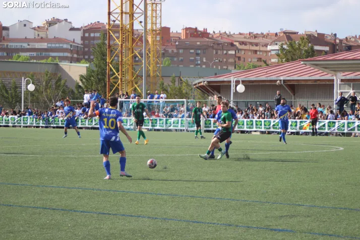 &iexcl;Ascenso hist&oacute;rico por la puerta grande!: El C.D. Calasanz arrasa 7-0 y ya es equipo de Tercera R